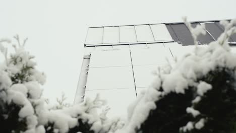 nevó en paneles solares en el techo después de la nieve en invierno