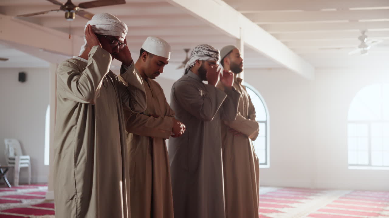 musulmanes orando en la mezquita