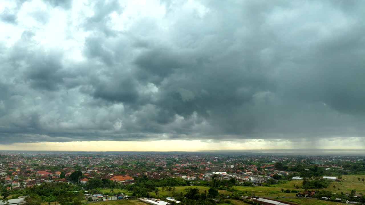 las nubes se deslizan sobre el campo de bali, vista aérea de hiperlapso