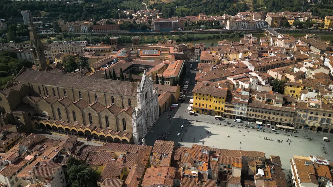 Parallasse aerea intorno alla Basilica di Santa Croce a Firenze, Italia, a mezzogiorno