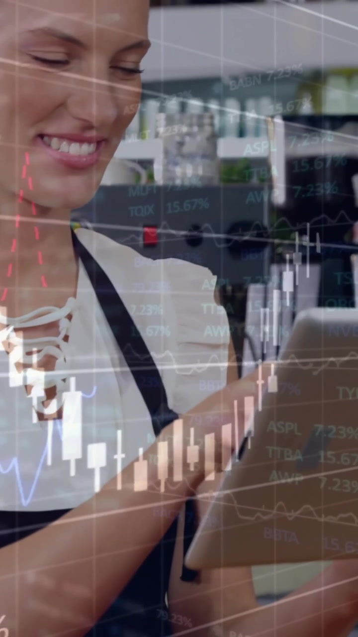 Animazione di elaborazione dati e diagrammi su una barista caucasica che usa un tablet in un caffè