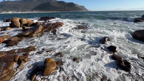 las olas del océano que vienen con la marea