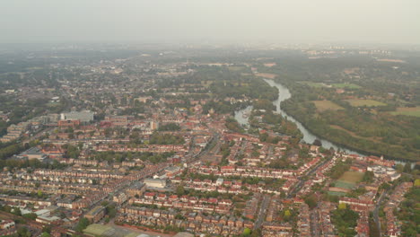 Toma-Aérea-Sobre-La-Ciudad-De-Twickenham-Junto-Al-Támesis.