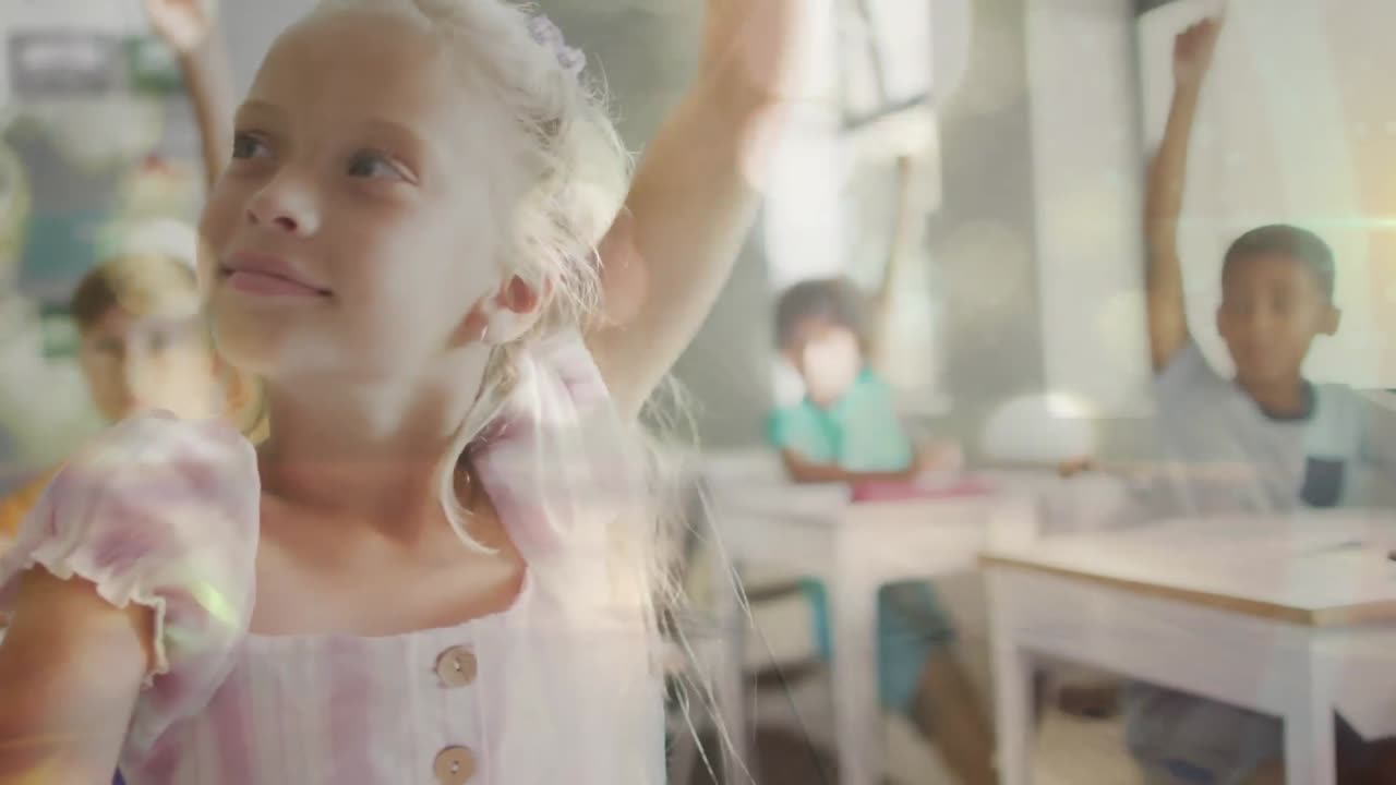 animación de luces bokeh sobre una estudiante caucásica sonriente levantando la mano en el escritorio en una clase diversa