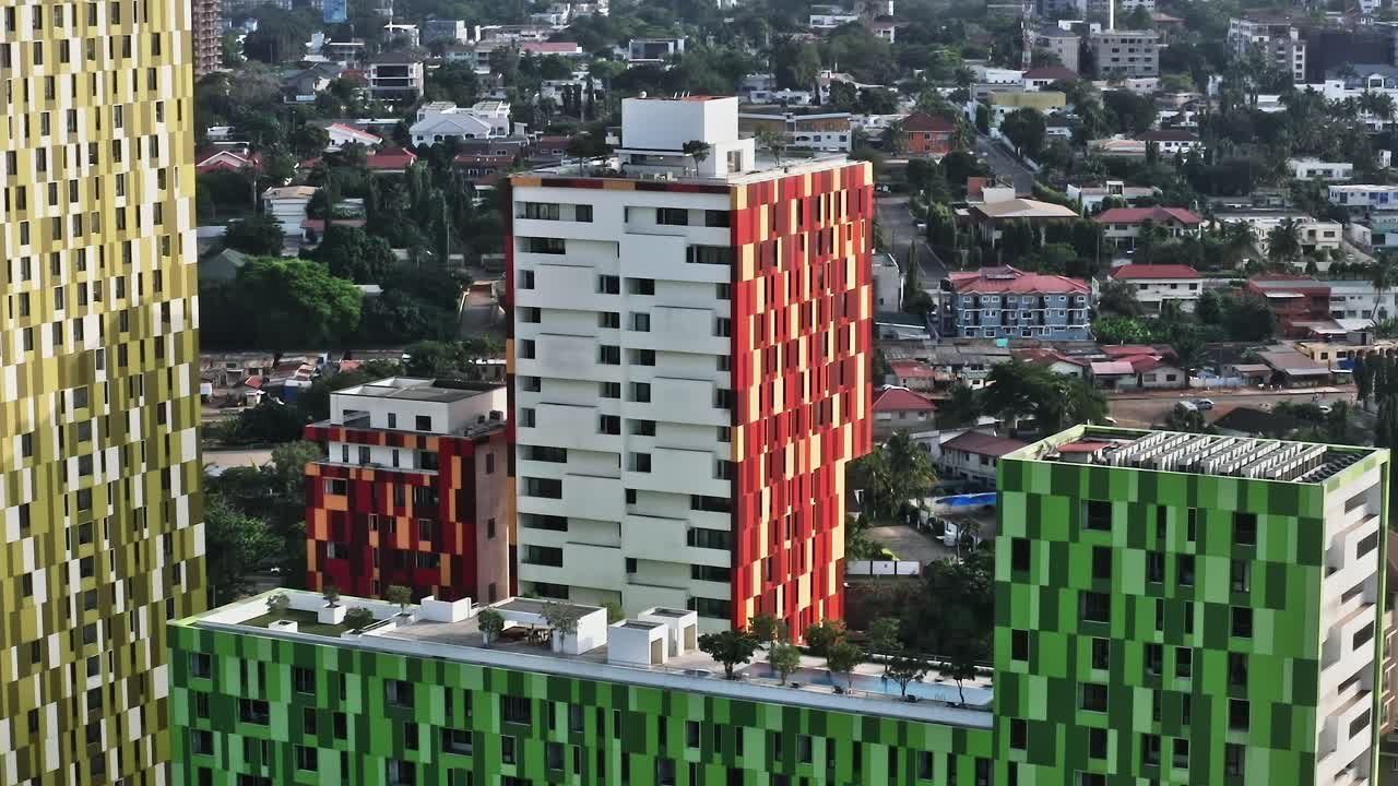 Edifícios modernos erguem-se sobre a paisagem urbana de Acra durante o dia