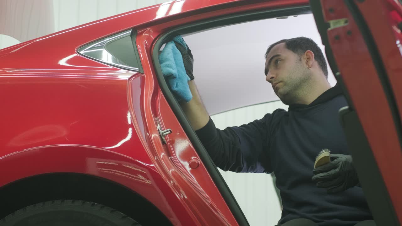 limpieza profesional de automóviles. lavado de sars. detalles interiores. limpieza en seco y detalles del interior de un automóvil. limpeza profunda de la carrocería y los asientos del automóvil. limpia de espuma en el lavado de automóviles; limpieza del panel del automóvil del polvo. un aspirador