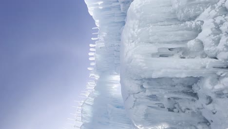 eisformationen, brunnen in den eisburgen, winterurlaub, vertikales video