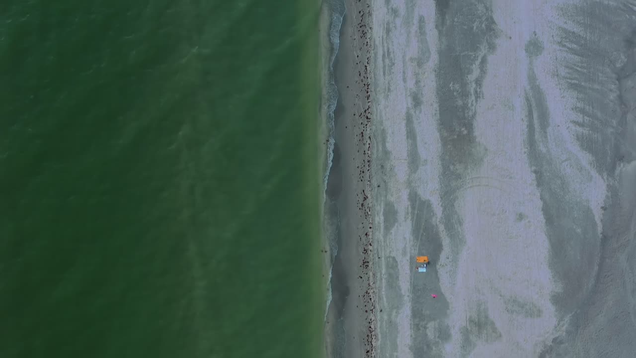 미국 플로리다 주 포트 마이어스 에서 파도 가 있는 바다 의 비어 있는 모래 해변 의 공중 사진