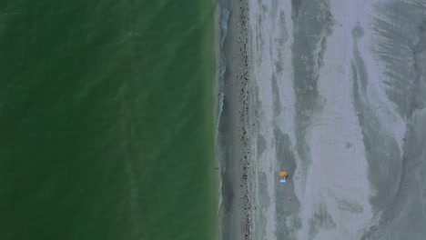 vista aérea de una playa de arena vacía, océano con olas en fort myers, florida en los estados unidos