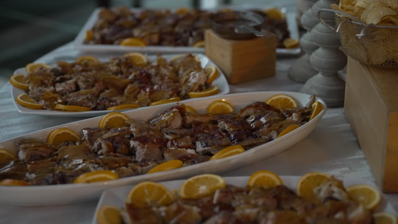 bandejas de leitão asado con rodajas de naranja en una mesa festiva