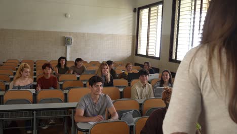 mujer sin rostro enseñando a los estudiantes en la clase
