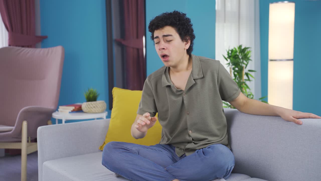 알레르기가 있는 어린 소년이 재채기를 하고 있습니다.