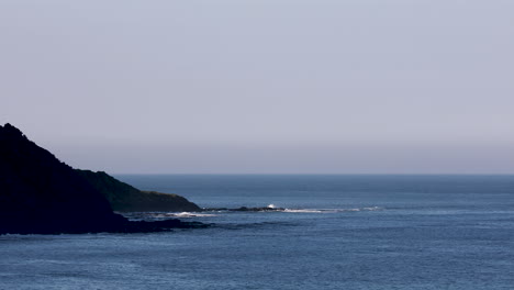 Bewegung-Der-Wellen,-Die-Gegen-Felsige-Klippen-Im-Meer-Krachen