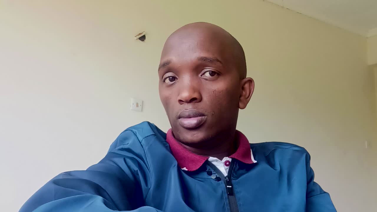 un hombre africano deprimido pensando profundamente