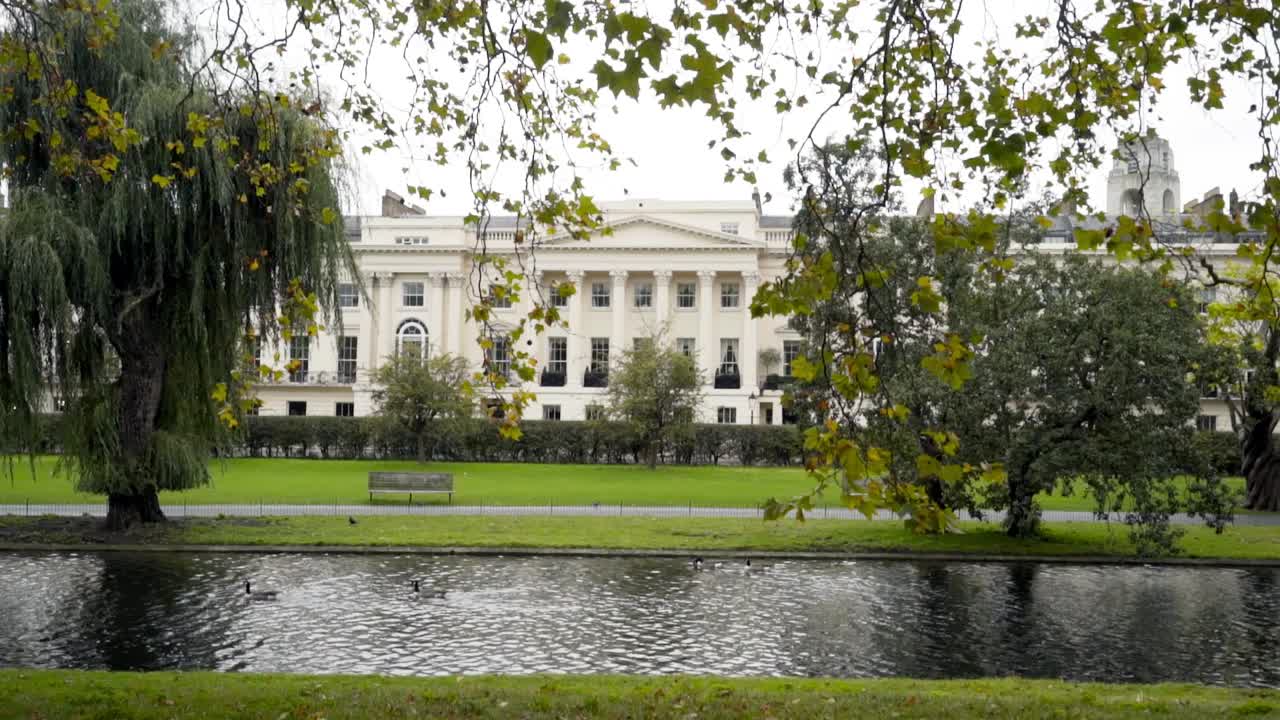 escena de parque con edificio y canal en londres