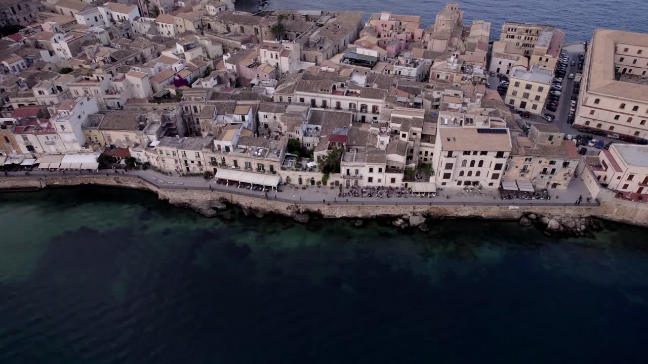 Promenade yang dipenuhi restoran dari udara di Pulau Ortigia, Sisilia, Italia