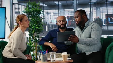 vertical video ceo and team members sharing foresight and leadership skills during meeting