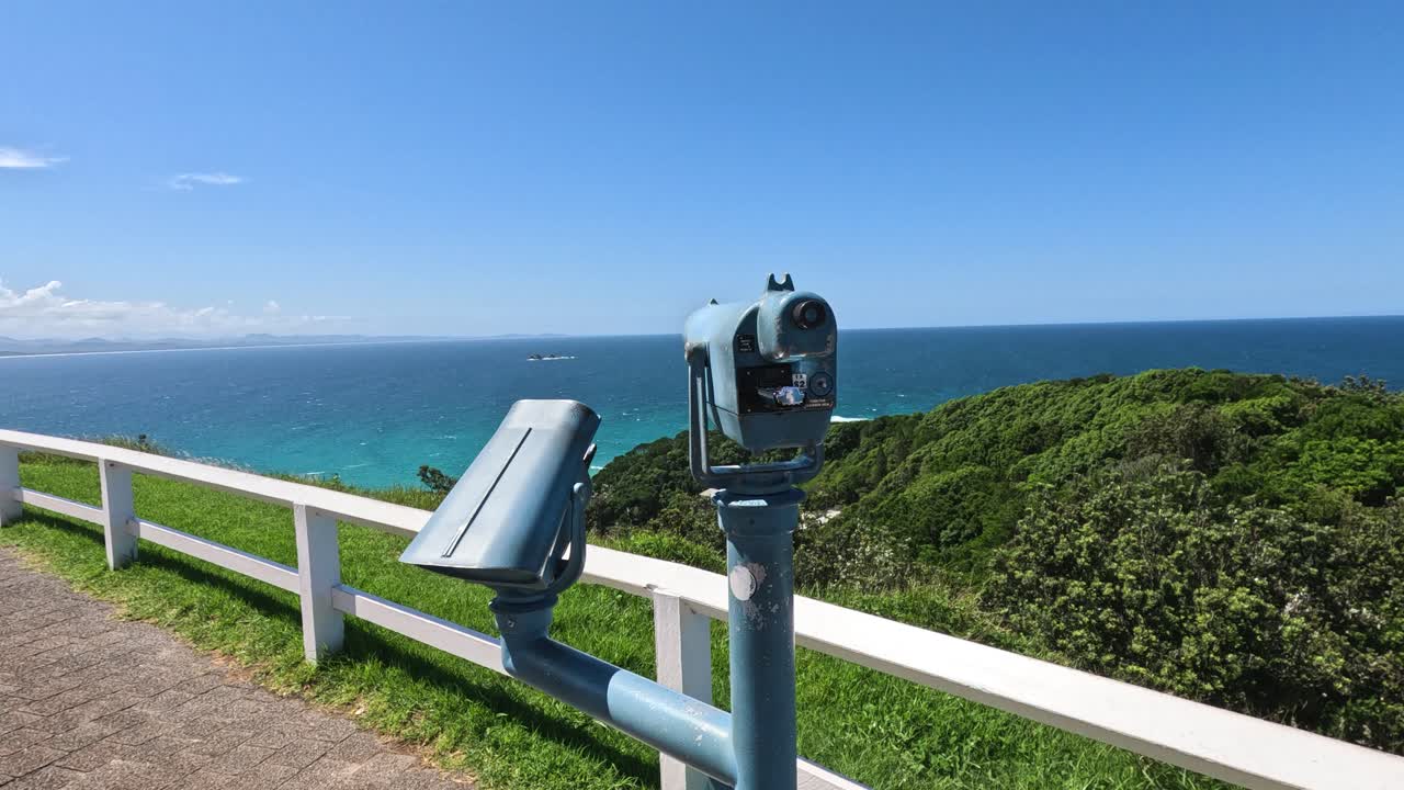 경치 좋은 해안선을 내려다보는 고정된 안경