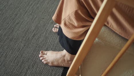 카 에 맨발 로 앉아 있는 사람