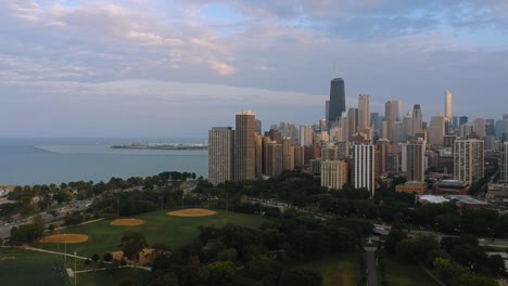 vista de chicago desde el estanque sur del parque lincoln