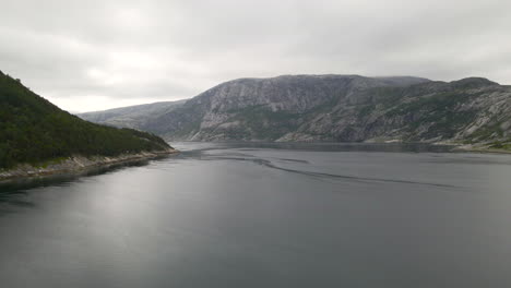 vuelo aéreo sobre el fiordo en el círculo ártico, noruega
