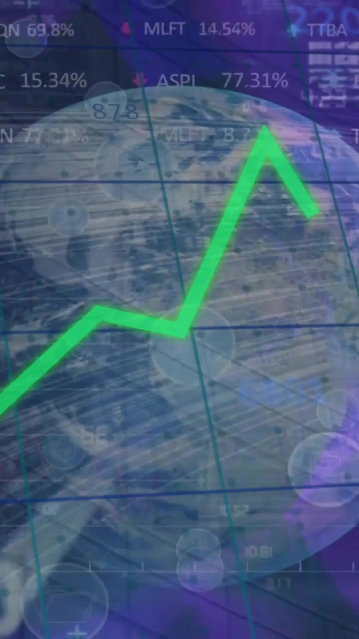 Animación de gráficos, números cambiantes, paneles de negociación y lenguaje informático sobre un globo terráqueo.