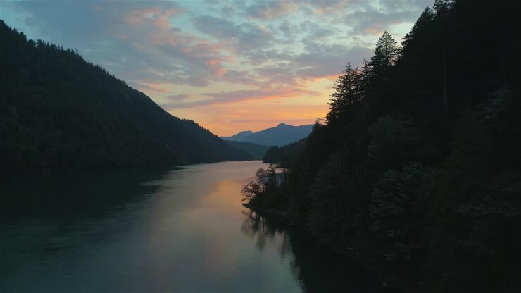 Fond de montagne de la nature canadienne lors d'un coucher de soleil coloré.