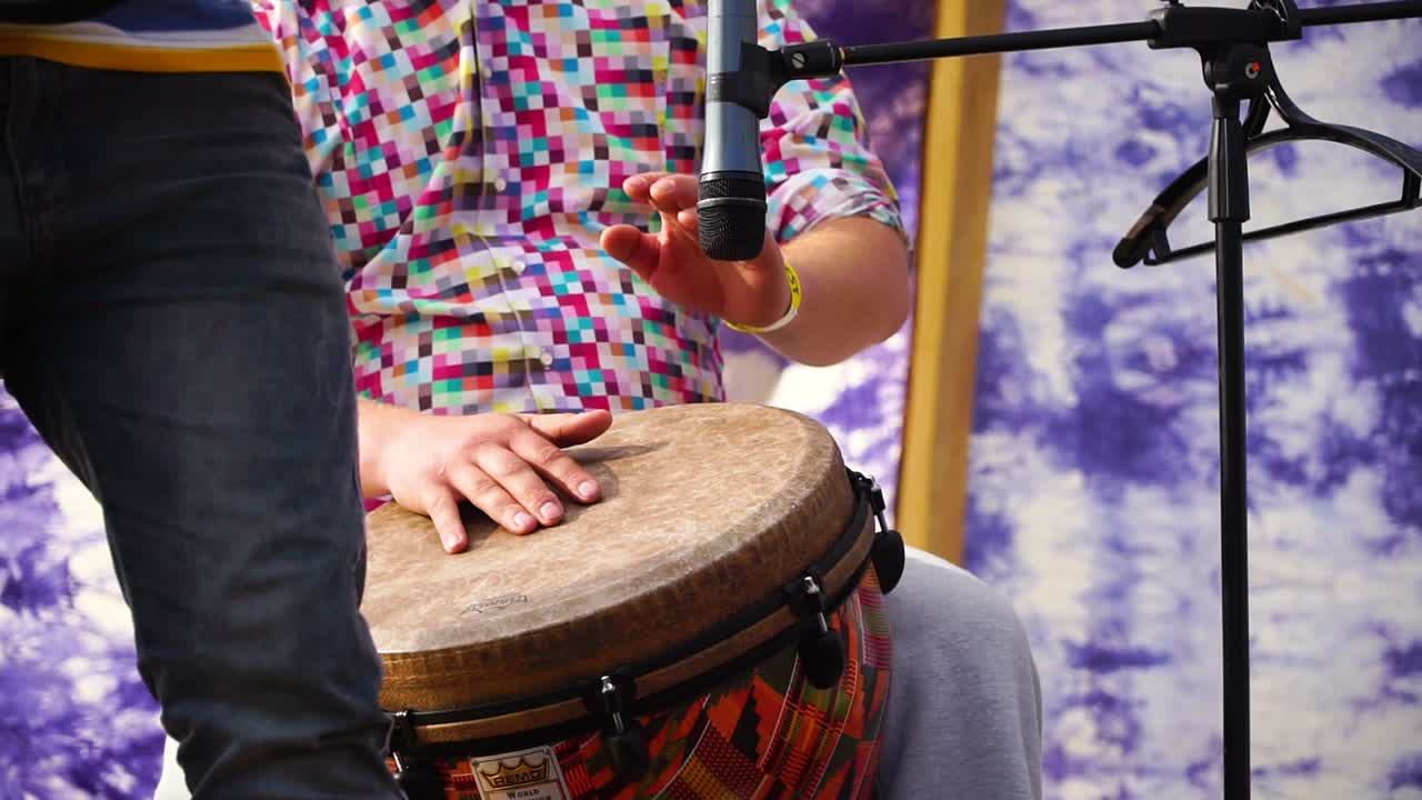 actuación de djembe en un evento al aire libre