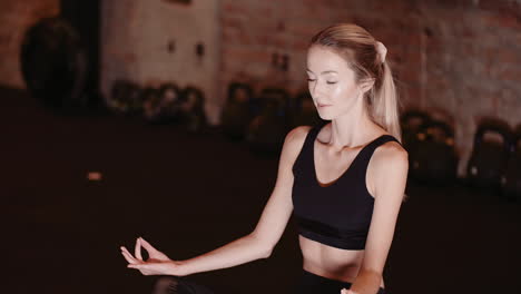 Schöne-Junge-Frau-In-Sportkleidung,-Die-Yoga-Im-Fitnessstudio-Praktiziert-5