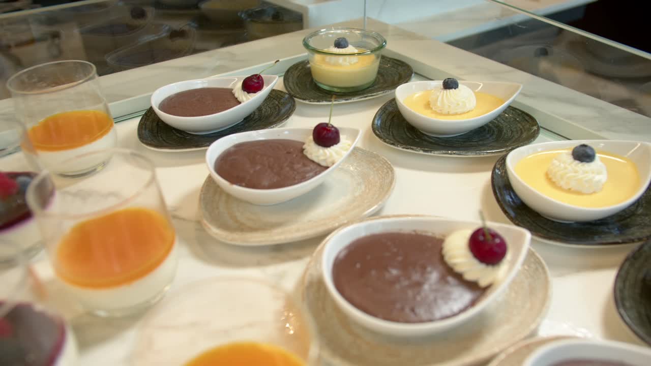 레스토랑 식탁 에 있는 디저트 의 줄