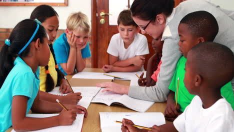 Profesora-Ayudando-A-Sus-Alumnos-Durante-La-Clase.