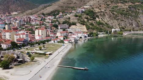 pueblo costero de montaña en el mar adriático