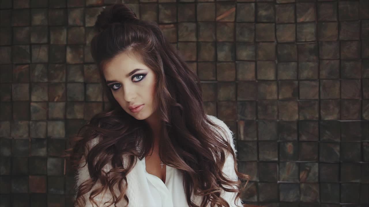 mujer hermosa con cabello elegante y maquillaje