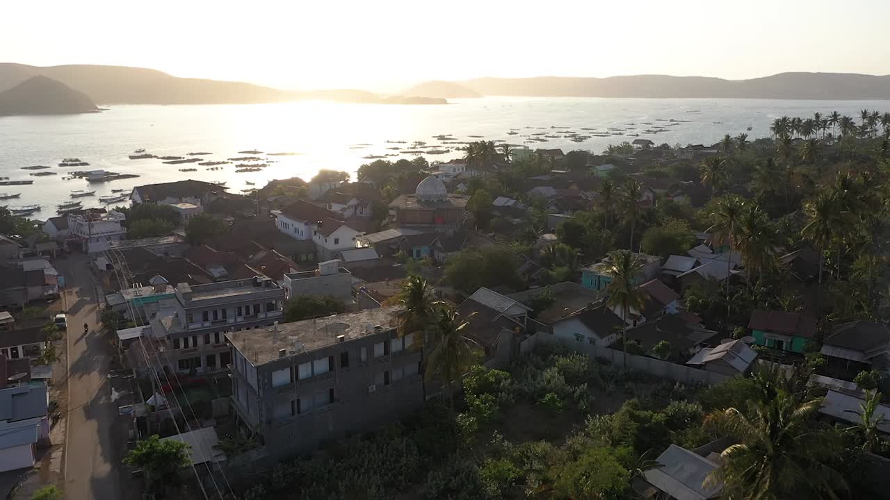 Alba radiosa sul villaggio di Gerupuk nell'isola di Lombok, Indonesia - Ripresa con drone