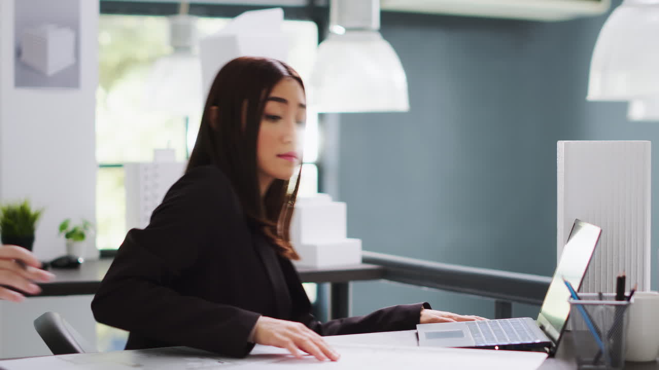 エンジニアが請負業者にスケッチ・ドラフト・エレメントの助けを求める