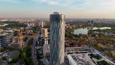 hora de oro en bucarest: una vista aérea giratoria de un alto edificio de oficinas