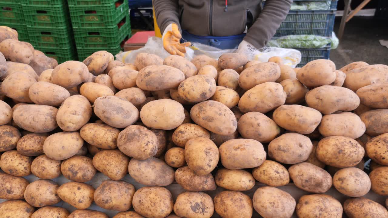 patatas en un puesto de mercado