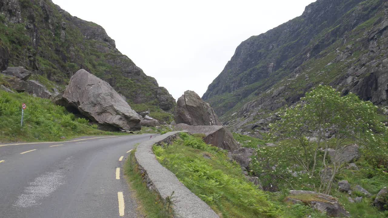 macgillycuddy의 악취와 아일랜드의 자주색 산 그룹 사이의 dunloe 산길의 간격