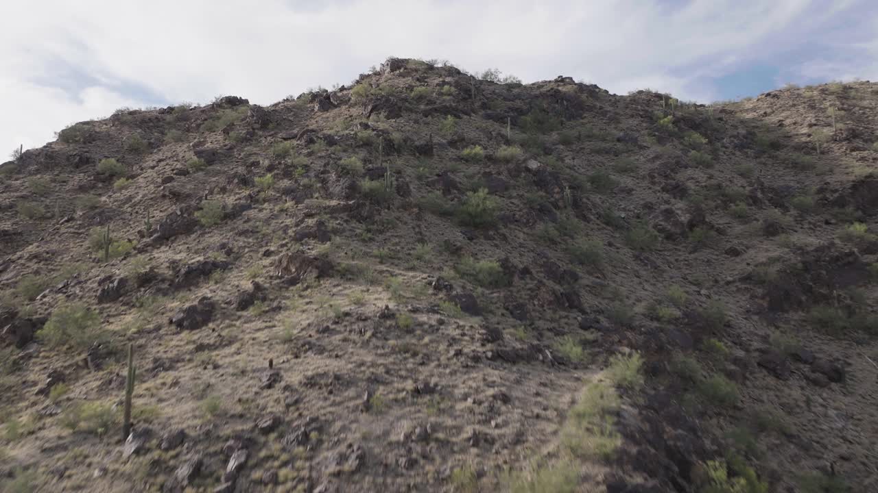 tomada aérea de la revelación de los suburbios de phoenix arizona sobre la montaña de la momia durante el día en arizona, estados unidos