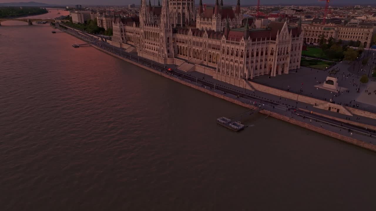 Vista aerea del Palazzo del Parlamento Ungherese e del fiume Danubio al tramonto