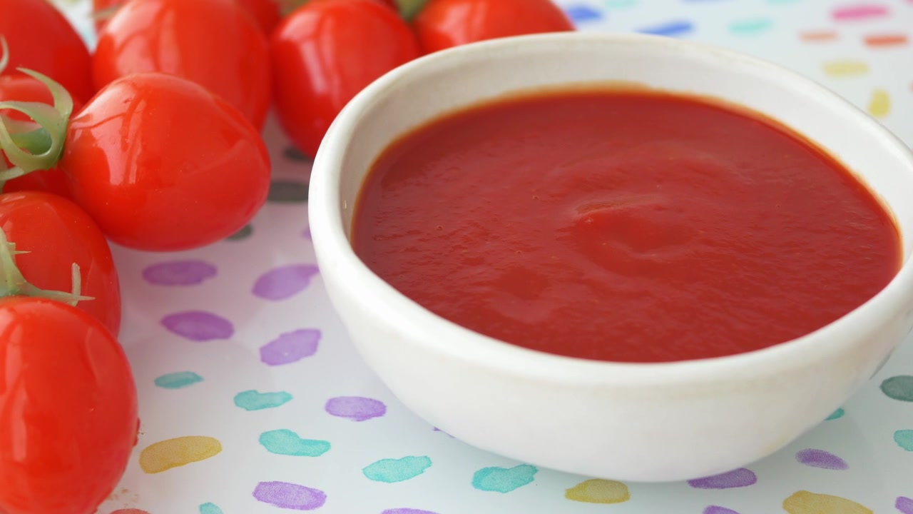 Ciotola di salsa di pomodoro fresca con pomodorini.