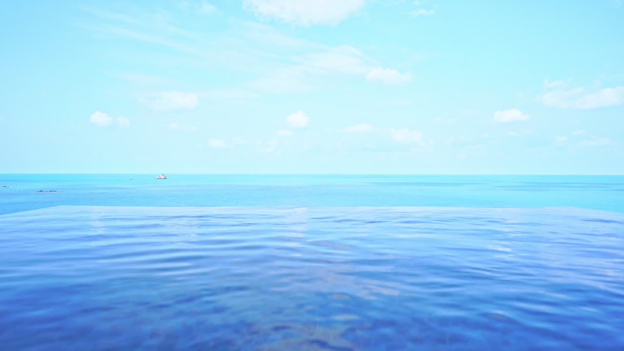 바다 수평선을 바라보는 수영장 수위의 카메라