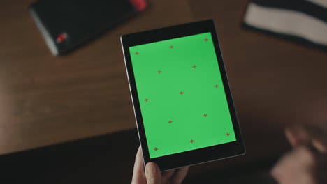 Weibliche-Hand-Berührt-Greenscreen-Tablet.-Nahaufnahme-Eines-Weiblichen-Fingertipptabletts