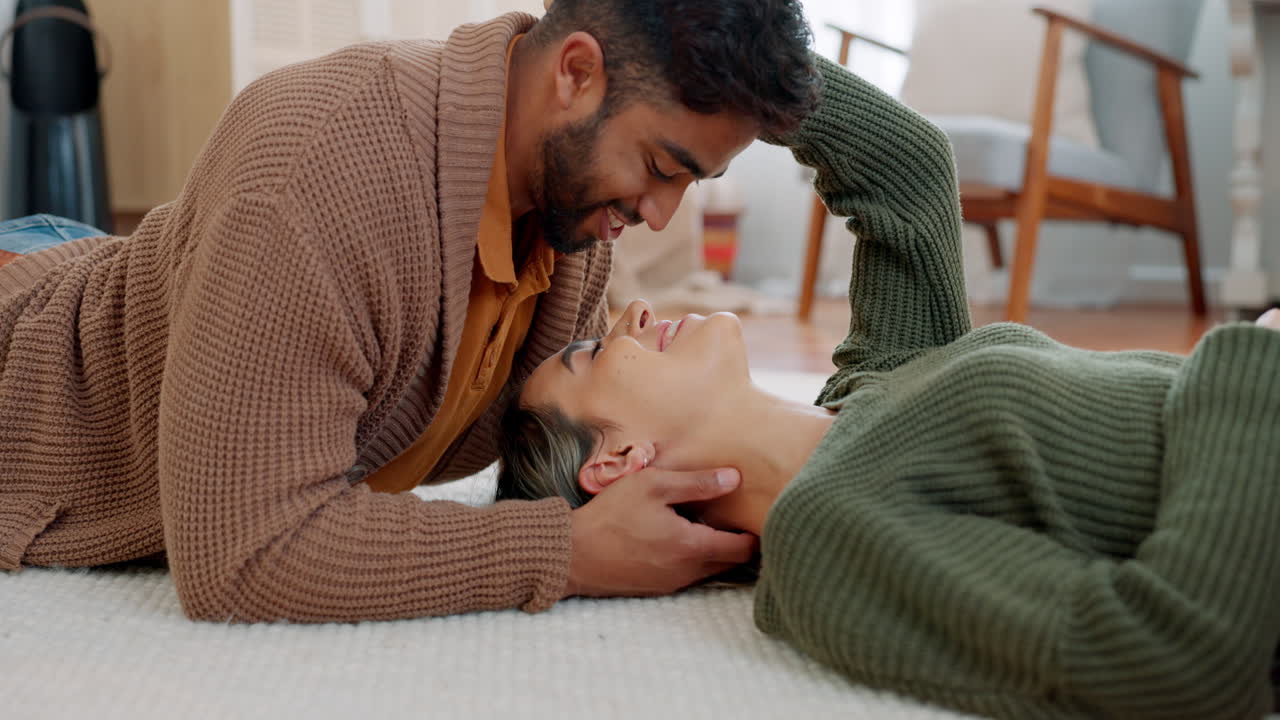 Coppia, bacio o momento intimo sul pavimento di casa