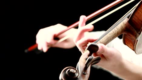 violinista tocando - primer plano de sus manos