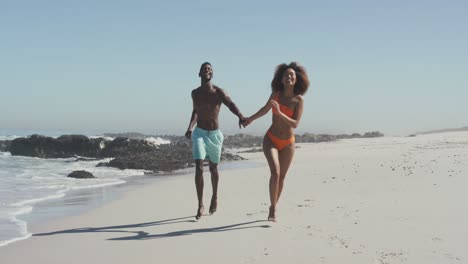 Pareja-Afroamericana-Corriendo-Al-Lado-De-La-Playa