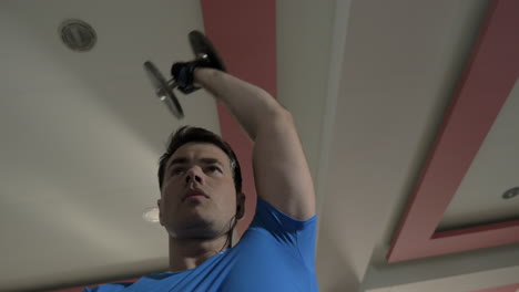 hombre deportivo trabajando con pesas