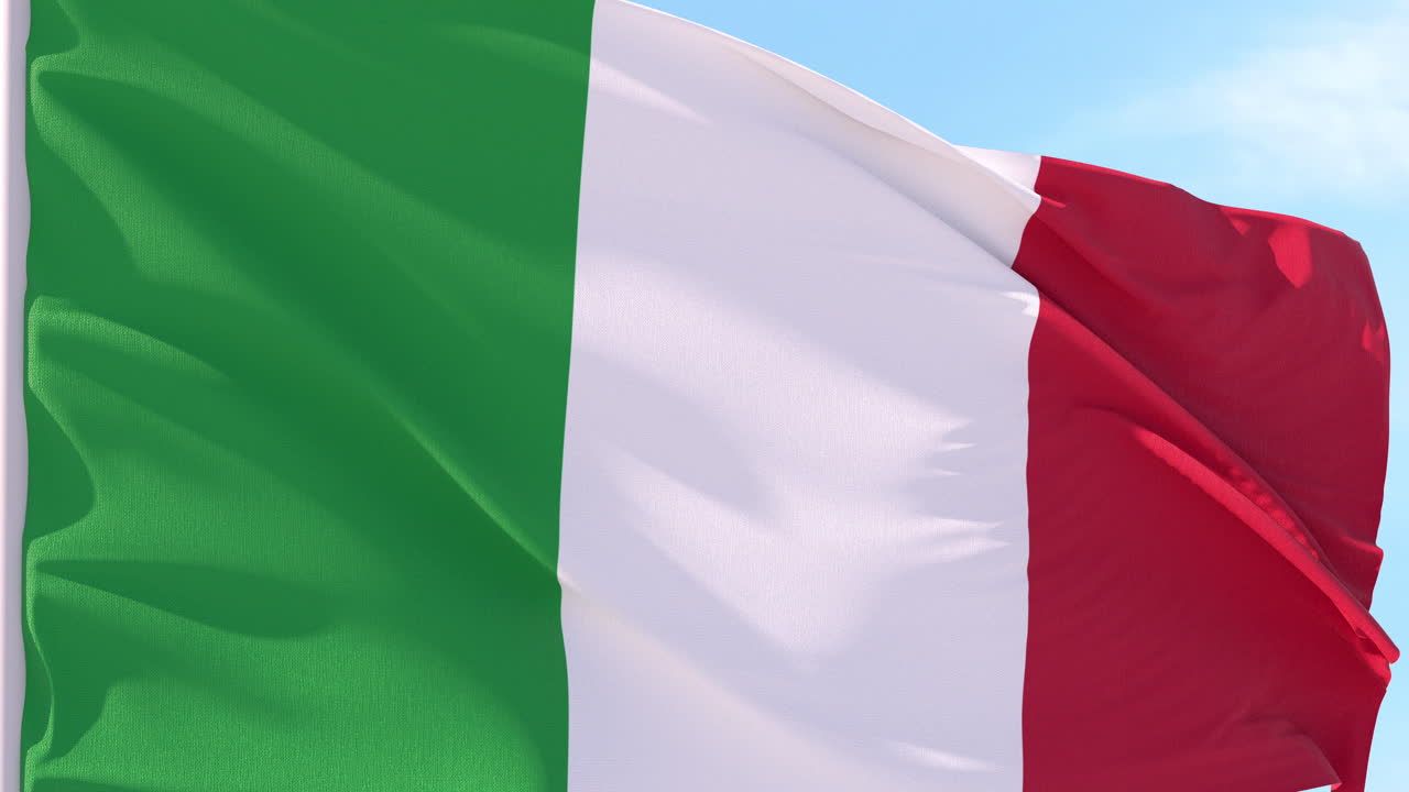 Bandiera italiana che sventola contro il cielo blu