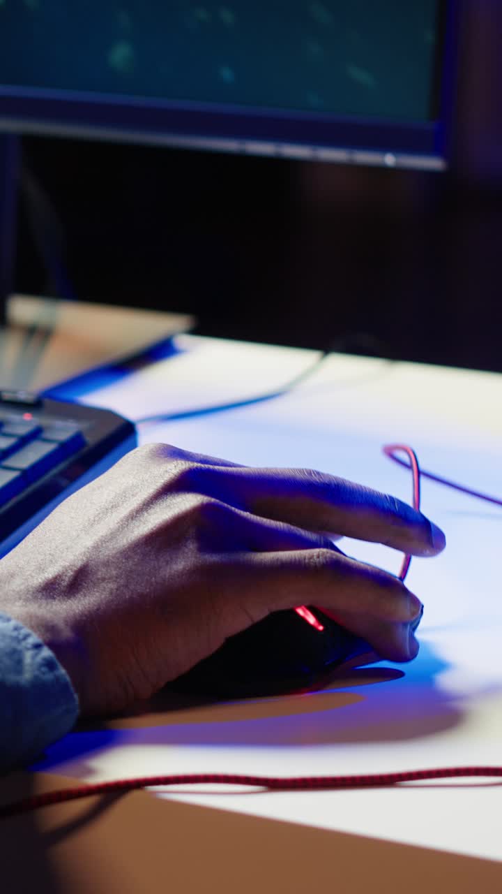 Video verticale Tastiera e mouse utilizzati da un giocatore che compete in un videogioco multiplayer online