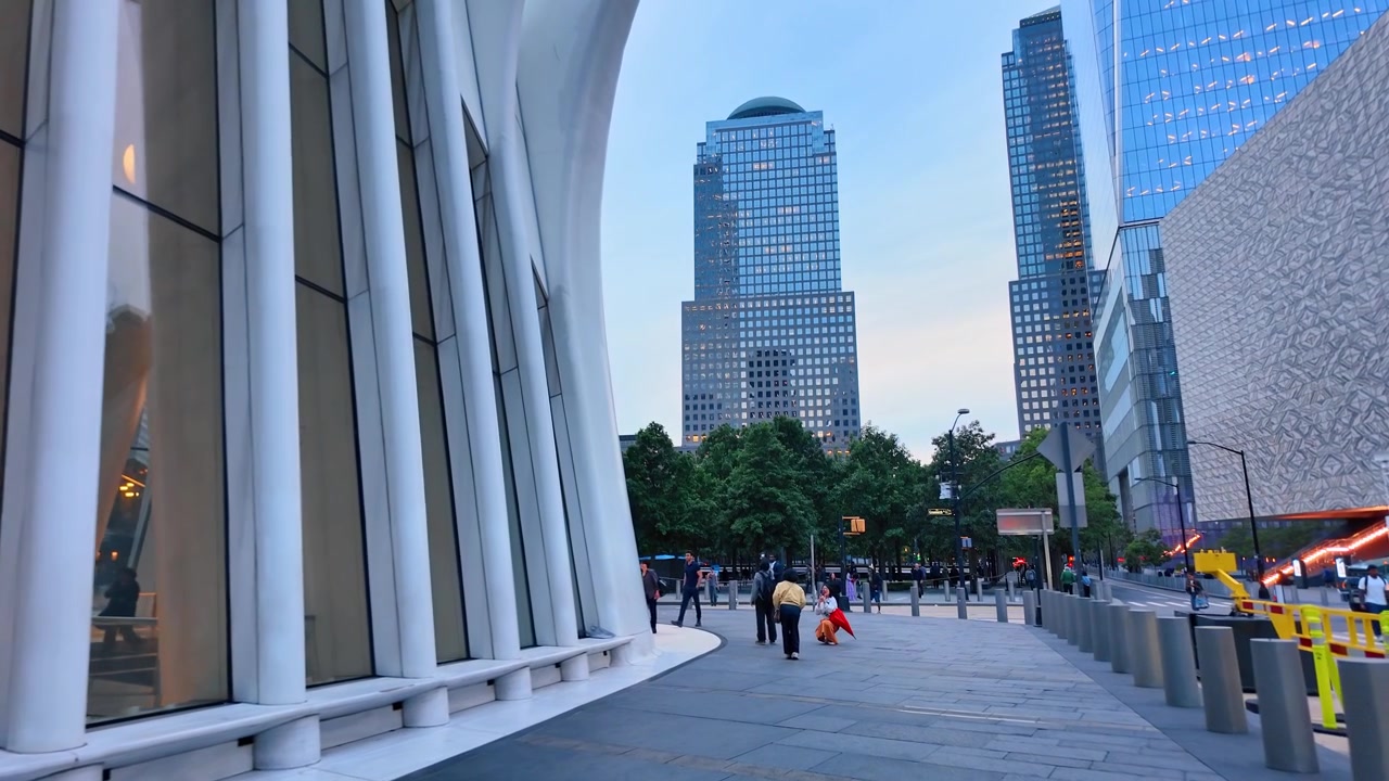 美国纽约，2026年6月5日：行人走在Oculus拱门旁的人行道上。地面视角下，左侧弯曲的白色柱子框住了世界金融中心办公大楼。